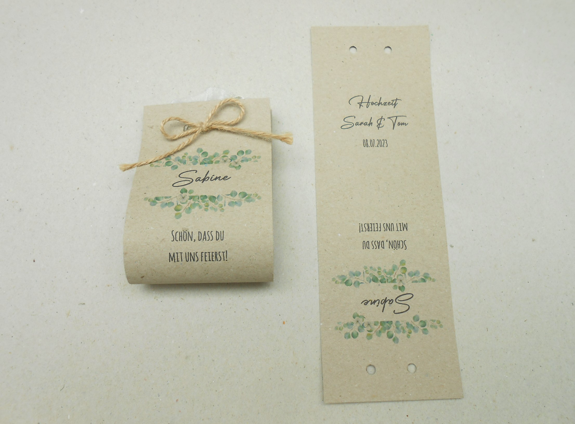 Hochzeitsmandeln als Gastgeschenk im Organzasäckchen mit Kraftpapierbanderole Hochzeitsmandeln im Organzasäckchen als Gastgechenk mit Kraftpapierbanderole und Kordel