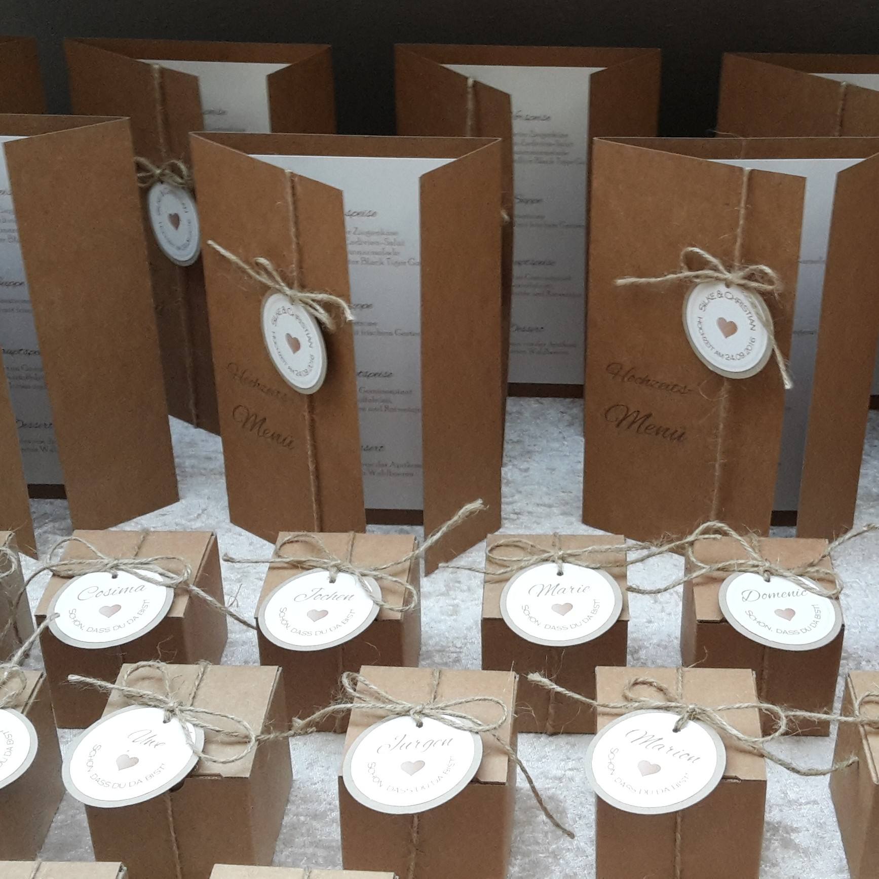 Gastgeschenk-Kraftkarton-quadratisch Hochzeitsgastgeschenke und Menükarten aus braunem Kraftkarton mit rundem Emblem
