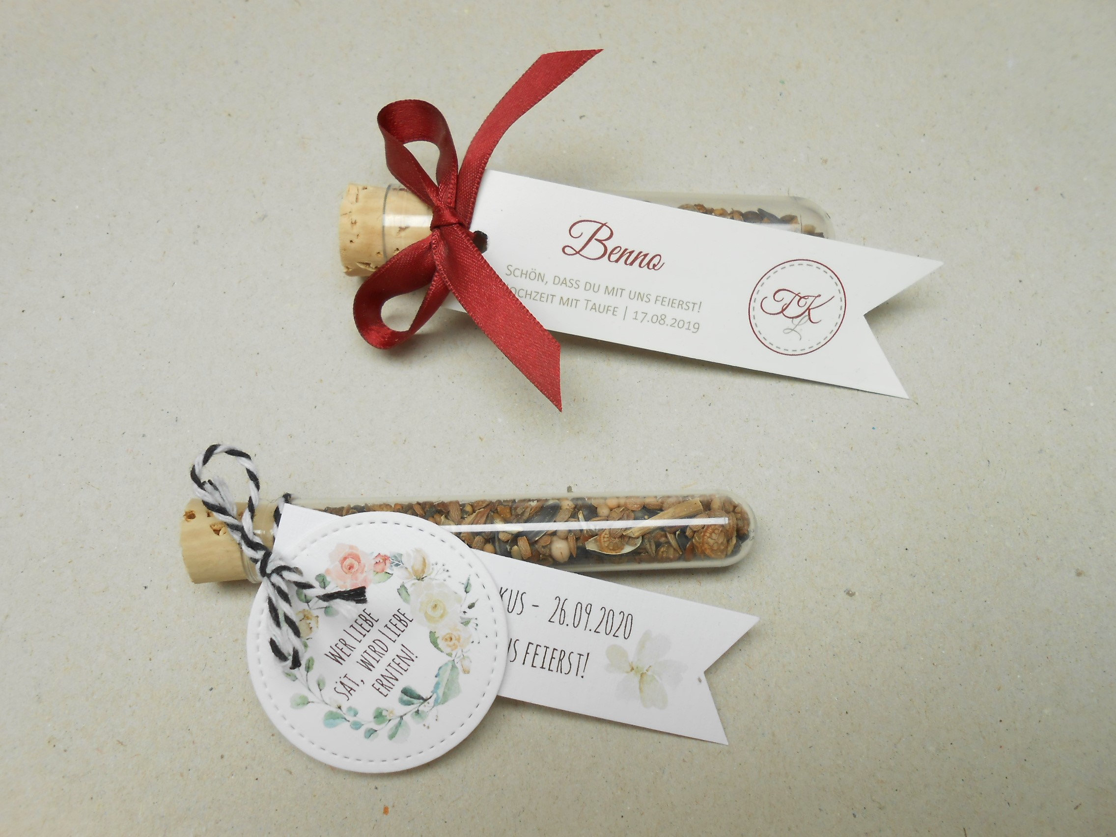 Reagenzglas mit Blumensamen als Hochzeitsgastgeschenk Reagenzgläser mit Blumensamen als Hochzeitsgastgeschenk mit Anhängern und Schleife