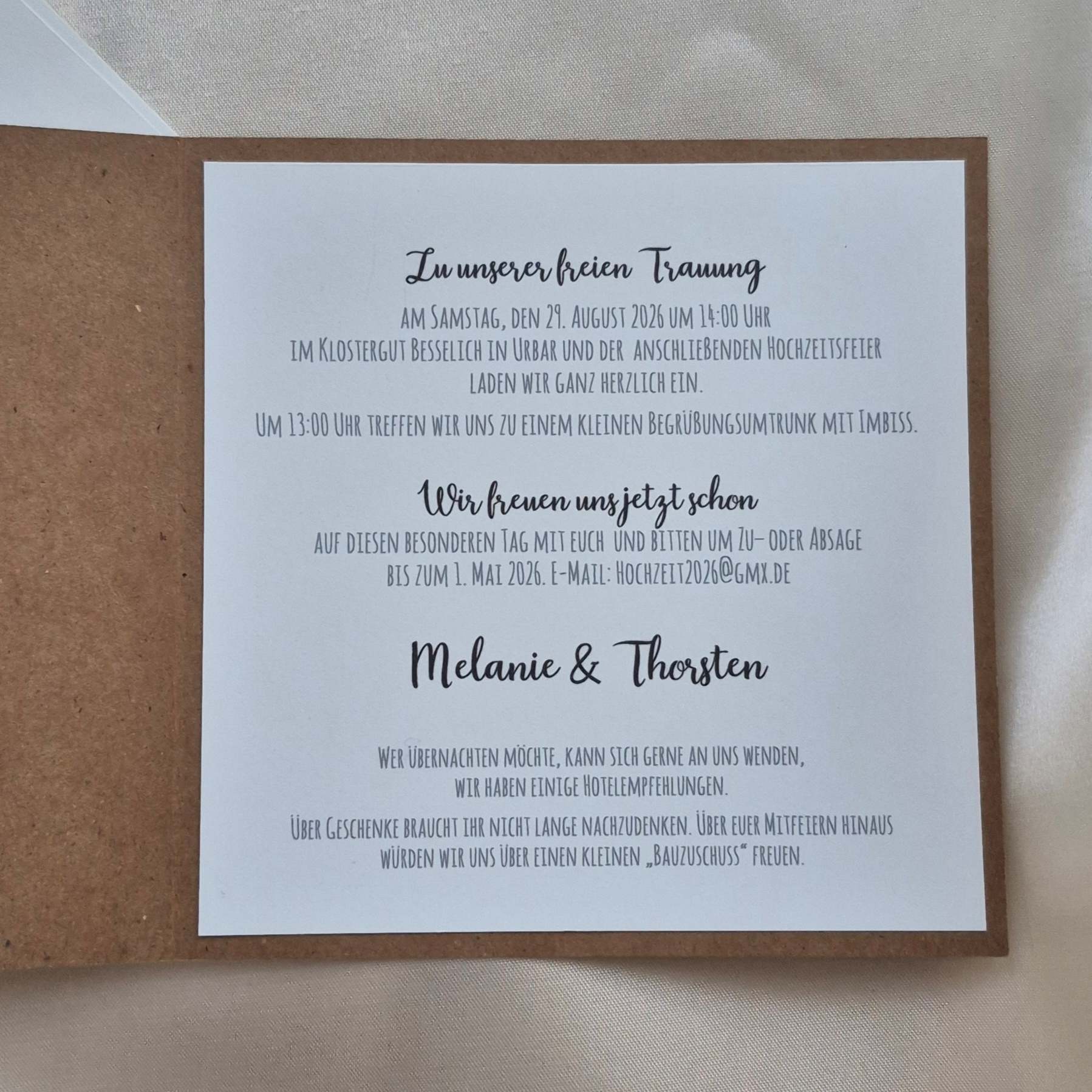 Innenseite rechts einer Hochzeitseinladung aus Kraftpapier mit Puzzleteilen auf der Front