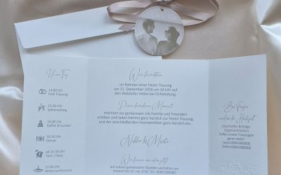 Welche Informationen gehören in die Hochzeitseinladung?