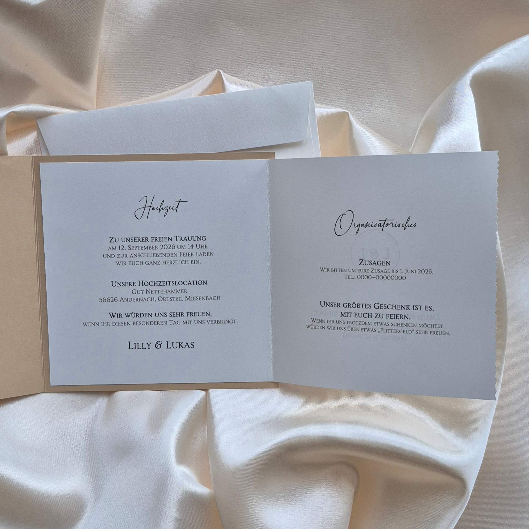 Aufgeklappte Innenseite einer Hochzeitseinladung, die außen eine Vintageprägung vorweist