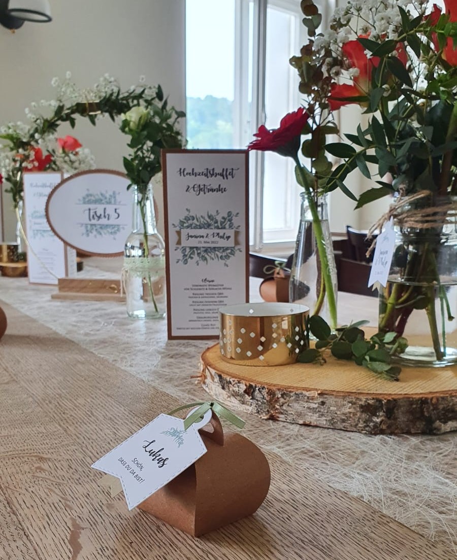 Tagespapeterie-Hochzeit Hochzeitstisch mit Blumen, Menükarte, Tischnummer und Gastgeschenk mit gleichem Eukalyptusmotiv