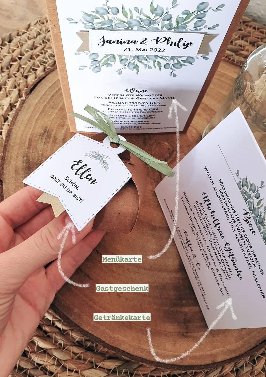 Bauchige Hochzeitsgastgeschenkbox aus Kraftpapier mit passender Papeterie Rundliches Hochzeits-Gastgeschenk aus Kraftkarton mit Stickrandetikett passend zur Menükarte