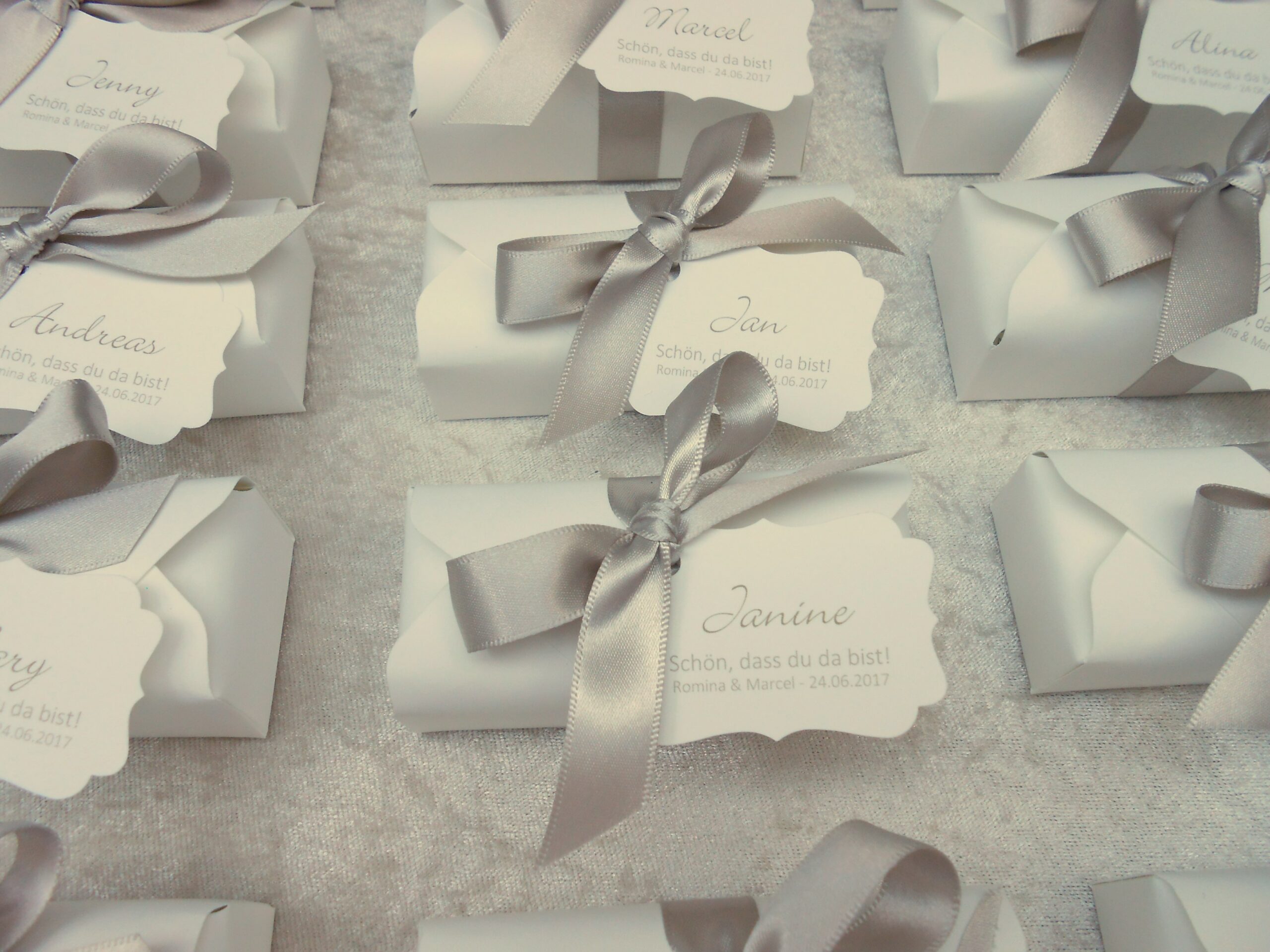 hochzeit-gastgeschenk-pralinenschachtel Gastgeschenk Hochzeit, Pralinenschachtel mit Schleife in taupe