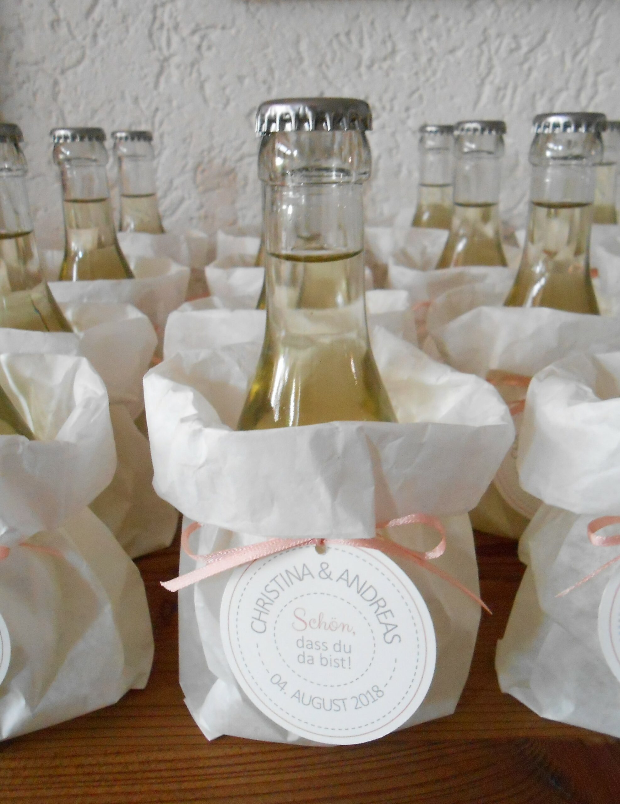 Weinflasche als Gastgeschenk im Tütchen mit Anhänger und Schleife Gastgeschenk zur Hochzeit, Weinflasche in Tüte mit Anhänger