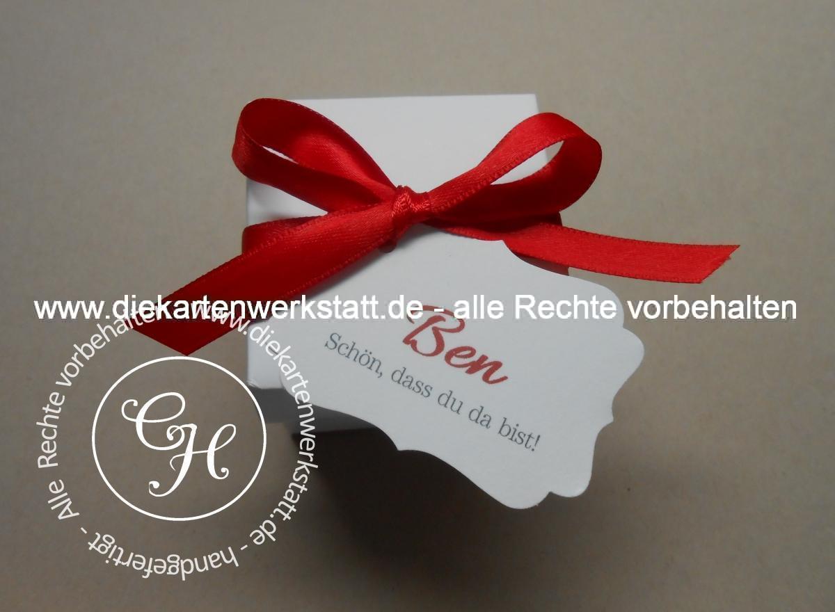 Gastgeschenk-Karton mit roter Satinband-Schleife     
