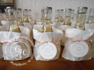 Hochzeits-Gastgeschenk mit Weinflasche und personalisiertem Etikett