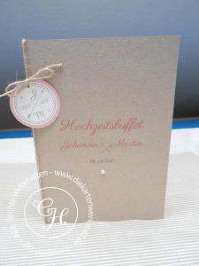 Hochzeits-Menükarte aus Kraftkarton mit rundem Emblem und Kordel
