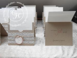 Hochzeitsmenükarte in Taschenform aus Kraftkarton mit Spitze und rundem Etikett