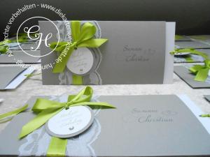 Hochzeitseinladung ausziehbar taupe mit großer Schleife in maigrün und rundem Emblem